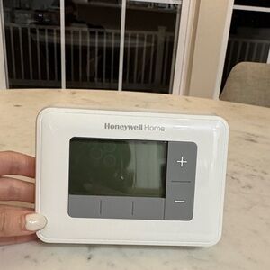 ✨ Honeywell Home White Thermostat- Model RTH6360D1002✨